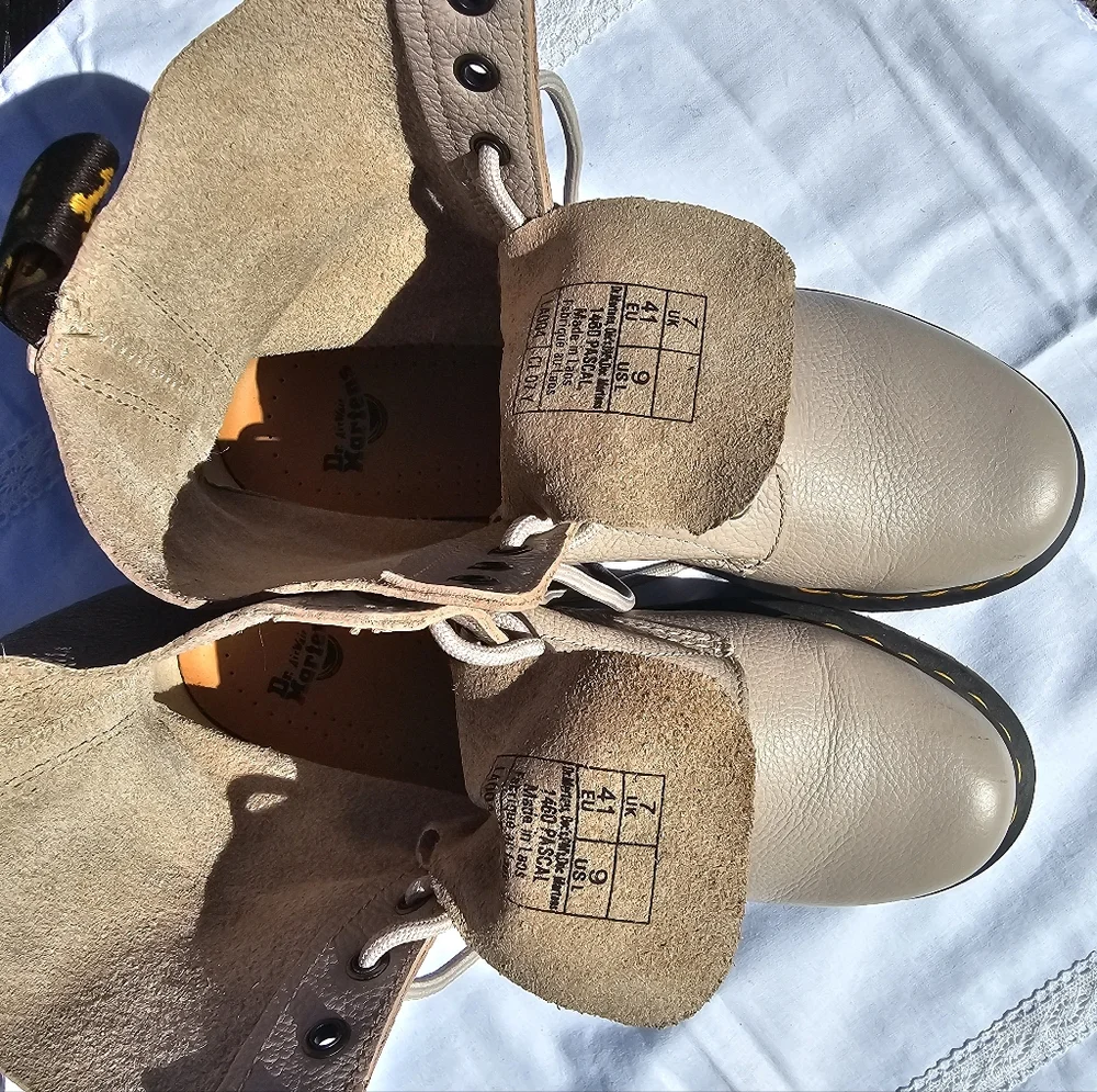 Authentic Dr. Martens 1460 Pascal Virginia Leather Boots – Parchment Beige - Picture 6 of 16